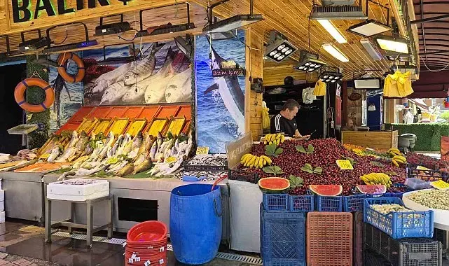 Balık tezgahları renk değiştirdi: Yarısı balık yarısı meyve