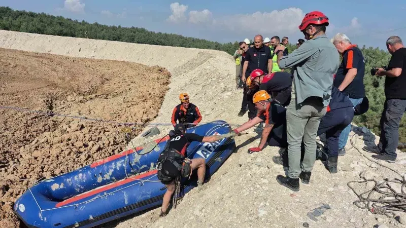 İzmir'de Çamur Sahasında Mahsur Kalan Sokak Köpeği Başarıyla Kurtarıldı