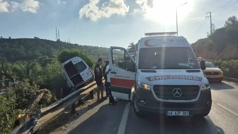 Muğla Bodrum'da Makas Atan Otomobil Minibüsü Şarampole Uçurdu: 2 Yaralı