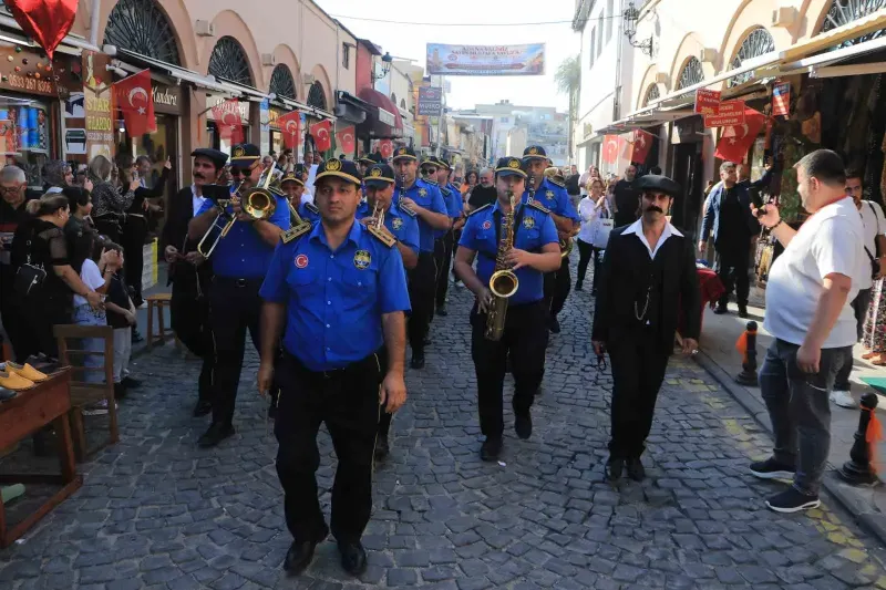 Adana Tarihi Caddede Renkli Müzik Eğlencesi