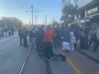 Eskişehir'de Otomobil ile Scooter Çarpıştı: Vatandaşlar Seferber Oldu