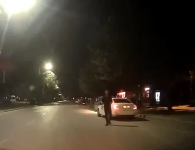 Adana'da Hızla Geçen Sürücüyü Uyaran Gençler Dehşeti Yaşadı