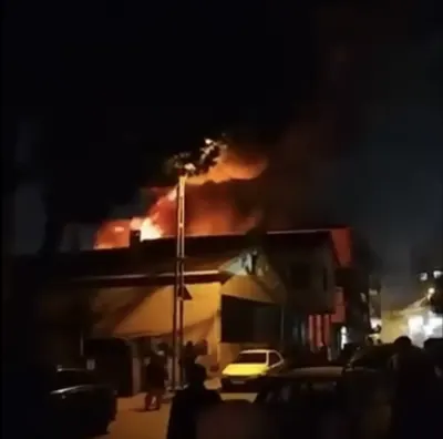 Beykoz'da Kulübede Başlayan Yangın İki Binaya Sıçradı