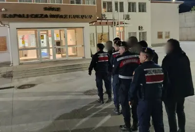 Aydın Kuşadası'nda Durdurulan Minibüsten Kaçak Göçmenler Çıktı