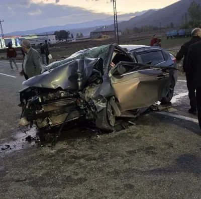 Bingöl Karlıova'da Otomobil Direğe Çarptı: 3 Yaralı