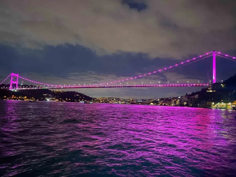 15 Temmuz Şehitler Köprüsü Meme Kanseri İçin Pembe Renkle Aydınlatıldı