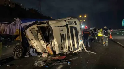 TEM Otoyolu'nda Feci Kaza: Tır Sürücüsü Hayatını Kaybetti, İki Kişi Yaralandı