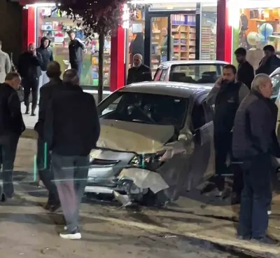 Erzurum'da Direksiyonu Kilitlenen Otomobil Üç Araca Çarptı: Bir Yaralı