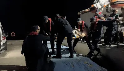 Gökçeada’da Rahatsızlanan Hasta Sahil Güvenlik Botuyla Hastaneye Kaldırıldı