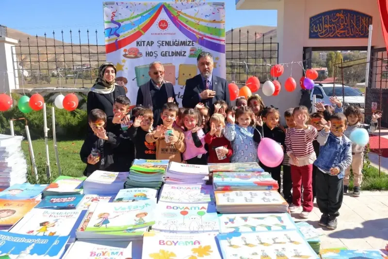 Bayburtlu Minik Öğrencilerden Kumbaralarındaki Harçlıklarla Anlamlı Kitap Alışverişi