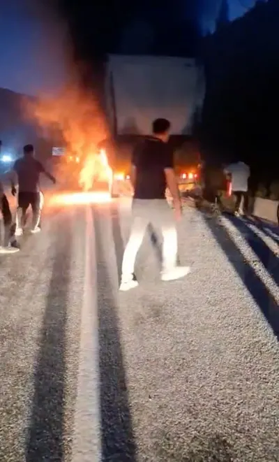 Antalya’da Odun Yüklü Kamyon Isınan Balatalar Yüzünden Yandı