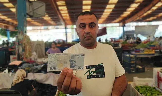 Aşkını paralara yazıp pazarda dağıttı