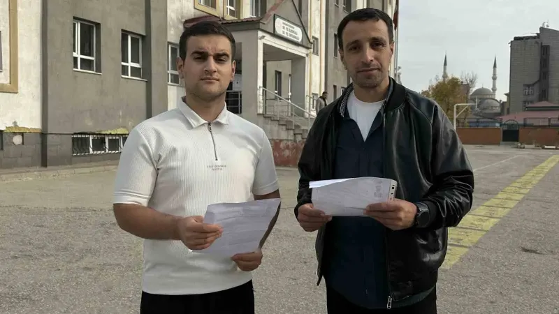 Hakkari'de Baba İle Oğul Aynı Okulda KPSS Heyecanı Yaşadı
