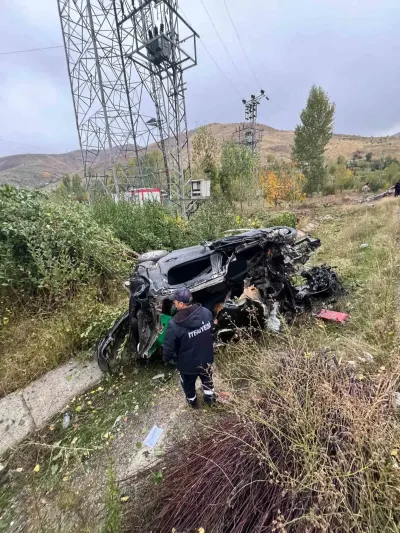 Van Gevaş'ta Feci Kaza: Otomobil Takla Attı, 1 Ölü, 1 Yaralı