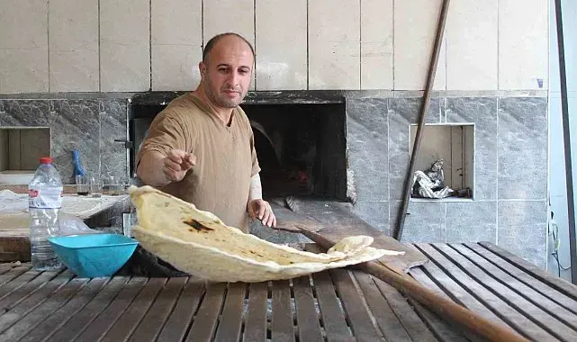 Adana'da 40 derece sıcaklarda fırıncıların zorlu ekmek mesaisi