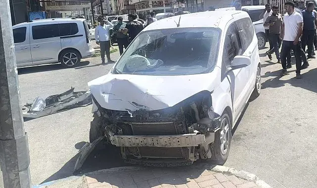 Biri ağır 2 kişinin yaralandığı kaza güvenlik kamerasına yansıdı