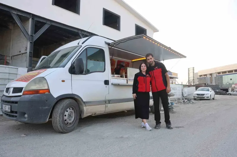 Hataylı Genç Çift Minibüsü Mobil Tatlıcıya Dönüştürdü