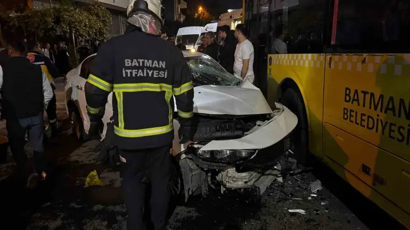 Batman'da Otomobil Belediye Otobüsüne Çarptı: İki Yaralı