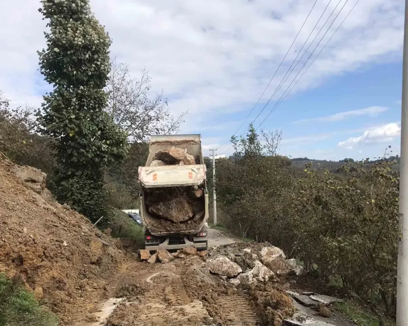 Düzce Çamlısu Köyünde Yağış Sonrası Kayan Yola Müdahale