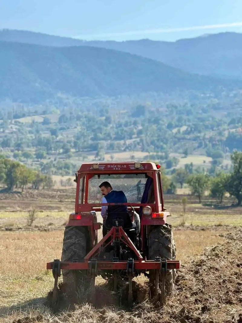 Amasya Kaymakamı Ertuğrul Arslan Traktör Koltuğuna Geçip Tarla Sürdü