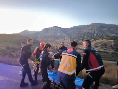 Erzincan'da Devrilen Traktörün Altında Kalan Sürücü Kurtarıldı