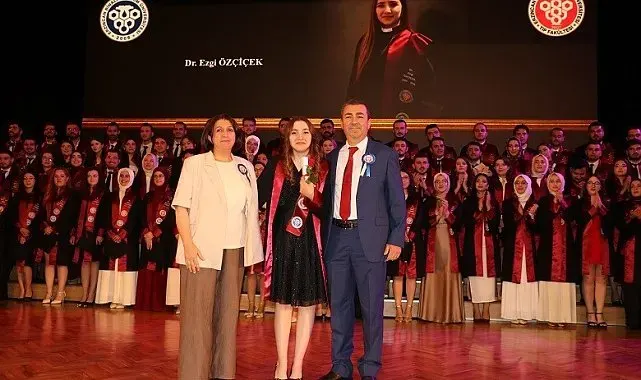 Profesör anne ve babanın gurur günü: Kızları da doktor oldu