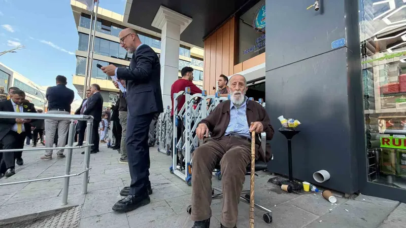 93 Yaşındaki Üye Tekerlekli Sandalyesiyle Erzincan TSO Seçimlerinde Oy Kullandı