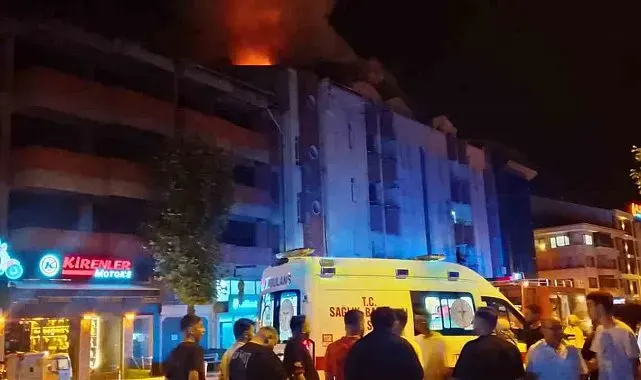 Çaycuma'da 4 katlı binanın çatısında yangın
