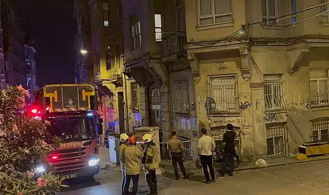 Beyoğlu'nda binada kısmı çökme meydana geldi: Bina sakinleri tahliye edildi