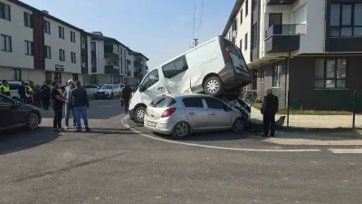 Düzce'de Otomobilin Çarptığı Minibüs Park Halindeki Aracın Üzerine Çıktı