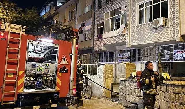 Kayseri'de 4 katlı binada yangın: Anne ve iki çocuğu dumandan etkilendi