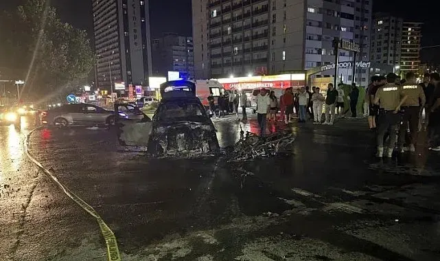 Esenyurt'ta otomobil ile motosiklet çarpıştı: Araçlar alevlere teslim oldu