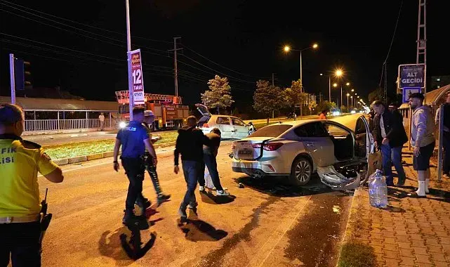 Erzincan'da iki otomobil çarpıştı: 5 yaralı