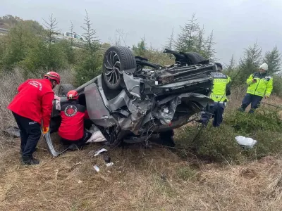 Balıkesir'de Otomobil Bariyerleri Aşarak Şarampole Devrildi