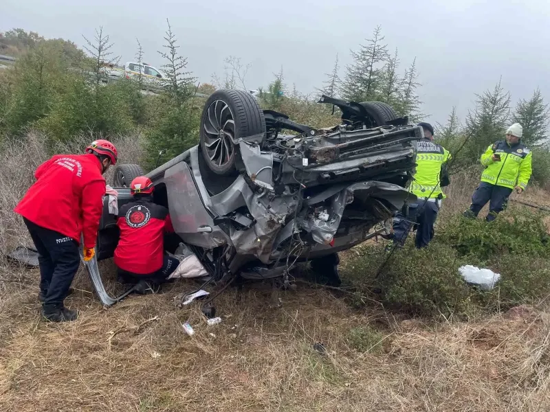 Balıkesir'de Otomobil Bariyerleri Aşarak Şarampole Devrildi