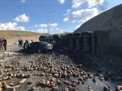 Ağrı'da Tır İle Otomobil Çarpıştı: Feci Kazada 4 Kişi Yaşamını Yitirdi