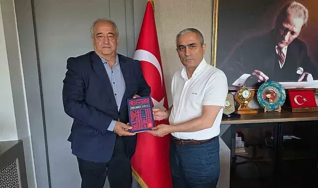 Başkan Öztürk'ten Kaymakam Güney'e "Helvacı Kilimi" kitabı takdimi