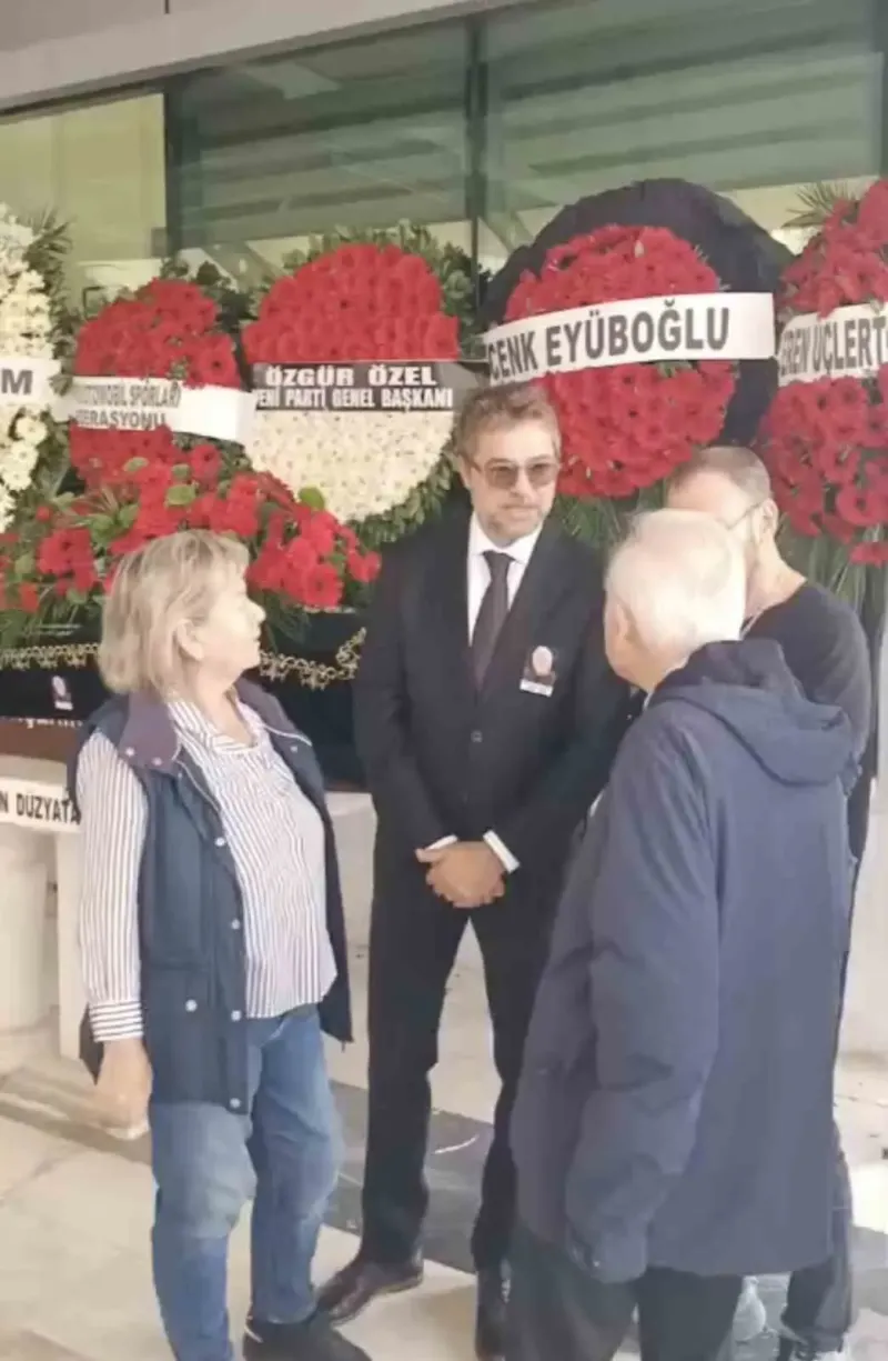Ünlü Oyuncu Engin Altan Düzyatan Babasını İzmir'de Son Yolculuğuna Uğurladı