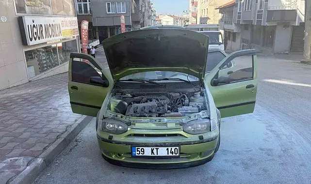 Park halindeki araçtaki yangını vatandaşlar söndürdü