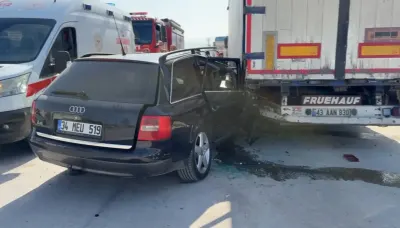 Kütahya'da Otomobil Tırın Dorsesine Çarptı: 1 Sürücü Yaralandı