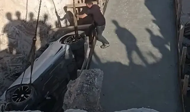 Kontrolden çıkan lüks otomobil köprü inşaatı çukuruna düştü