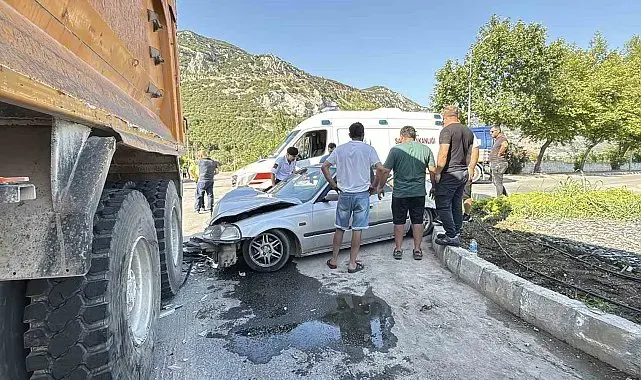 Kamyona arkadan çarpan genç sürücü yaralandı