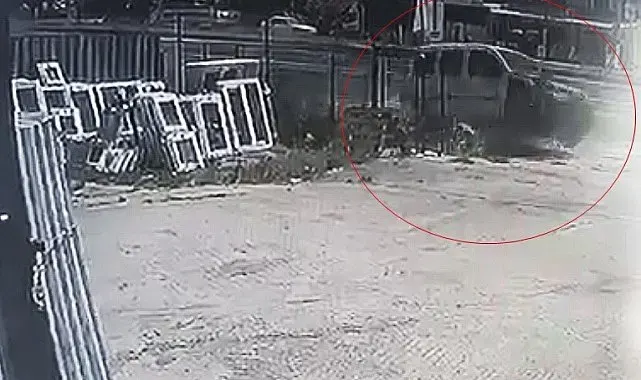 Yoldan çıkan araç iş yerinin bahçesine daldı, sürücü yaralandı