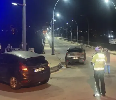 Karabükte Kavşakta İki Otomobil Çarpıştı İki Kişi Yaralandı