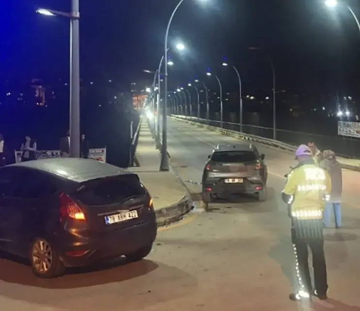 Karabükte Kavşakta İki Otomobil Çarpıştı İki Kişi Yaralandı