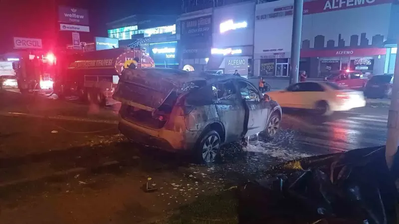 Aydın'da Tırla Çarpışan Elektrikli Otomobil Alev Aldı