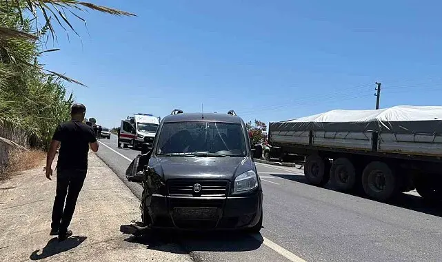 Ticari araç ile çarpışan otomobil bahçeye devrildi: 2 yaralı
