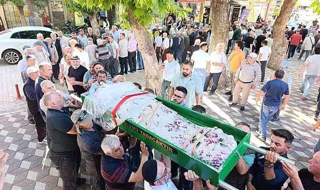 Park halindeki otomobilde ölü bulunan genç kız toprağa verildi