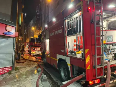 Esenler'de 5 Katlı Binanın Çatısında Çıkan Yangın Paniğe Neden Oldu