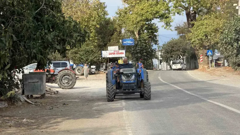 71 Yaşındaki Emekli Sporcu Traktörüyle Çocukları Antrenmana Taşıyor